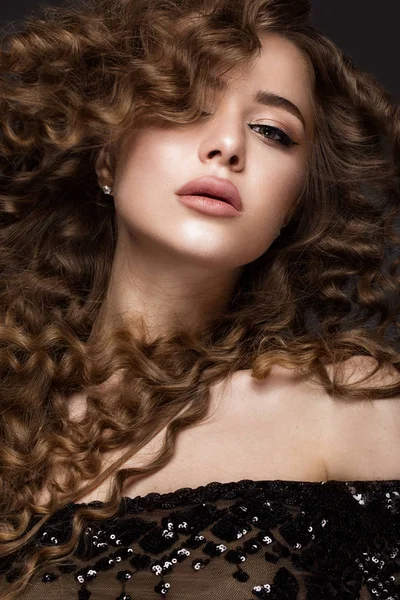 Mooie brunette meisje in beweging met een perfect krullend haar, en klassieke make-up. Schoonheid gezicht. — Stockfoto