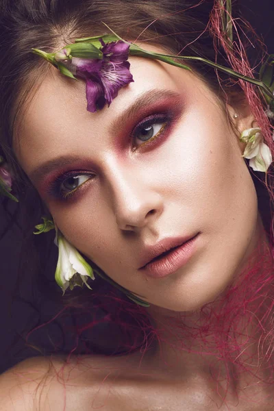 Hermosa chica con maquillaje de arte y flores. cara de belleza . — Foto de Stock