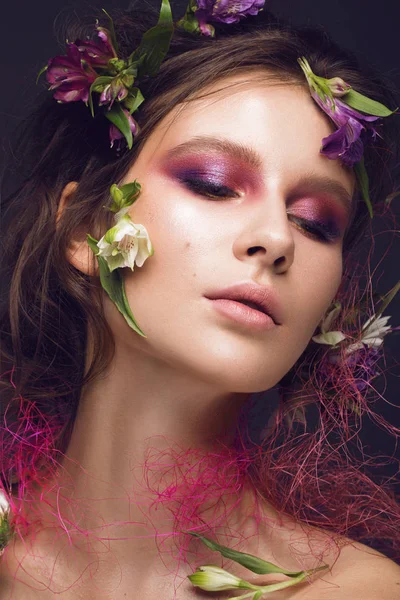 Hermosa chica con maquillaje de arte y flores. cara de belleza . — Foto de Stock