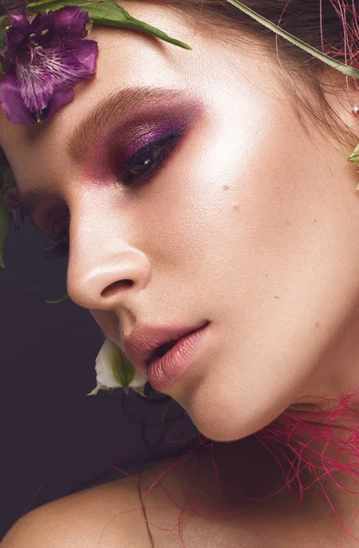 Hermosa chica con maquillaje de arte y flores. cara de belleza . — Foto de Stock