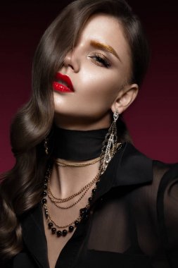 Kırmızı dudaklar ve altın kaşlar, güzel kızla Hollywood tarzı bukleler. Güzellik.