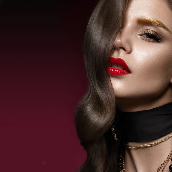 Mooi meisje met rode lippen en gouden wenkbrauwen, krullen in Hollywood-stijl. Schoonheid gezicht. — Stockfoto