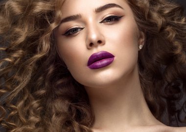 Hareket edin mükemmel kıvırcık saçlı ve klasik makyaj güzel esmer kız. Güzellik.