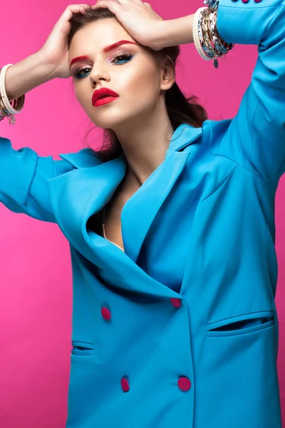 Hermosa chica en traje azul sobre fondo rosa con maquillaje creativo y estilo de moda. Cara de belleza . — Foto de Stock