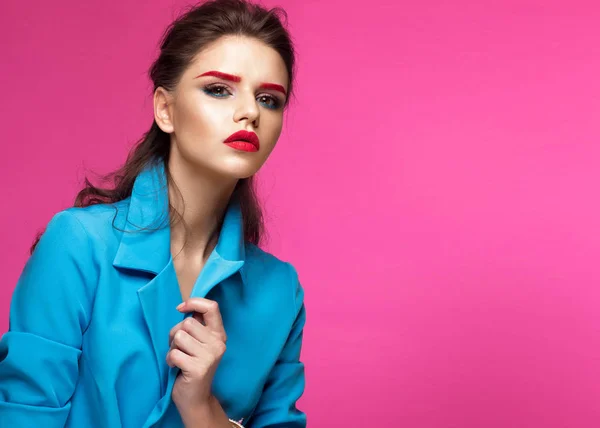 Schönes Mädchen im blauen Anzug auf rosa Hintergrund mit kreativem Make-up und modischem Stil. Schönheit Gesicht. — Stockfoto