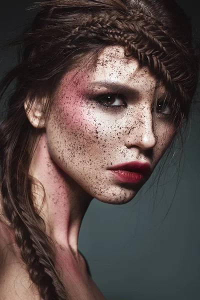 Hermosa chica extraña con maquillaje de arte creativo. Cara de belleza . — Foto de Stock