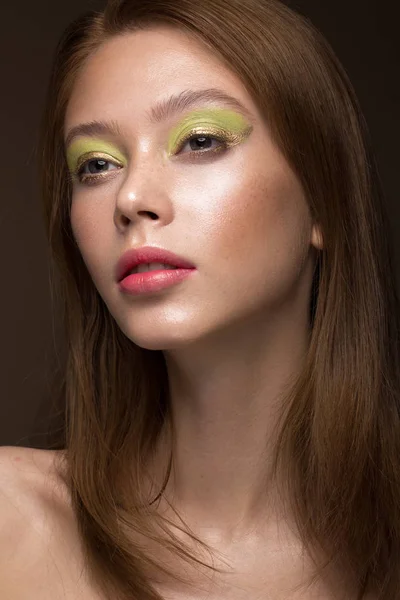 Hermosa chica de pelo rojo con maquillaje verde creativo. Cara de belleza . — Foto de Stock