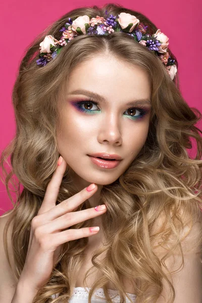 Hermosa chica rubia en la imagen de la novia con flores moradas en la cabeza. Cara de belleza . — Foto de Stock