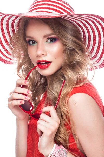 Chica alegre brillante en sombrero de verano, maquillaje colorido, rizos y manicura rosa. Cara de belleza . — Foto de Stock
