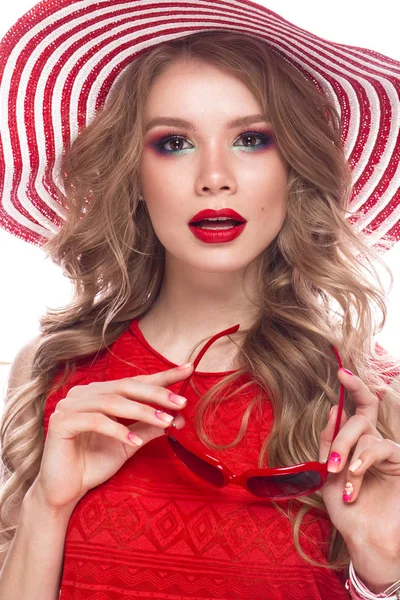 Strahlend fröhliches Mädchen mit Sommerhut, buntem Make-up, Locken und pinkfarbener Maniküre. Schönheit Gesicht. — Stockfoto