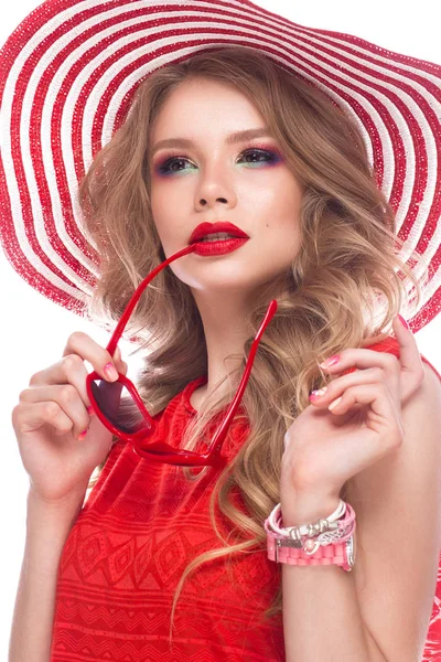 Chica alegre brillante en sombrero de verano, maquillaje colorido, rizos y manicura rosa. Cara de belleza . — Foto de Stock