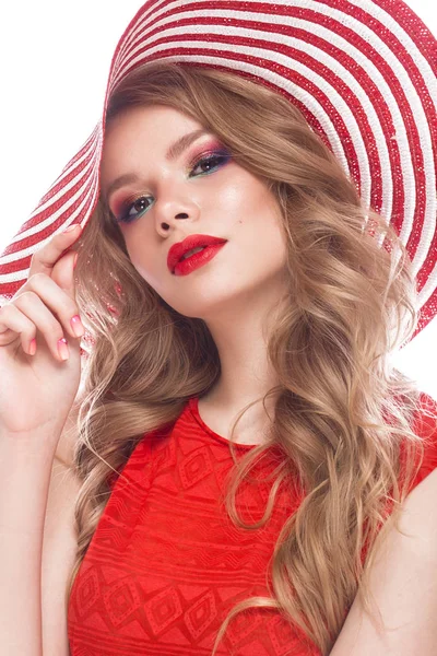 Világos, vidám lány nyári kalap, színes smink, fürtök és rózsaszín manikűr. Szépség arc. — Stock Fotó