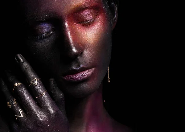 Mooi meisje met art space make-up op haar gezicht en lichaam. Glitter gezicht. — Stockfoto