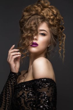 Mükemmel kıvırcık saçlı ve klasik makyajlı güzel esmer kız. Güzel surat..