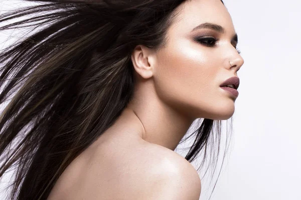 Krásná brunetka v pohybu s dokonale hladké vlasy a klasický make-up. Krása obličej. — Stock fotografie