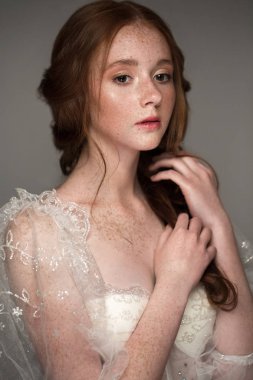 Bir mükemmel kıvırcık saç ve klasik makyaj güzel kızıl saçlı kız. Güzellik.