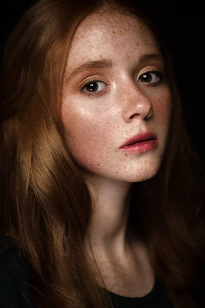 Gyönyörű vörös hajú lány egy tökéletesen fürtök haj és a klasszikus smink. Szépség arc. — Stock Fotó