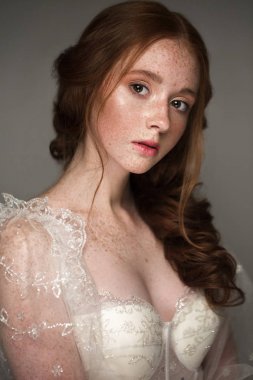 Bir mükemmel kıvırcık saç ve klasik makyaj güzel kızıl saçlı kız. Güzellik.