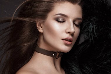 Güzel bir kadınla akşam makyaj ve uzun düz saç. Dumanlı gözler. Moda fotoğraf.