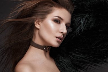 Güzel bir kadınla akşam makyaj ve uzun düz saç. Dumanlı gözler. Moda fotoğraf.