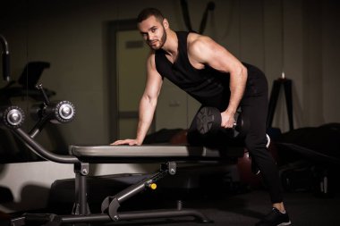 Seksi erkeklerle sportif büyük karın kasları dahil siyah spor giyim.