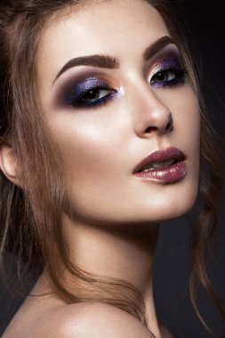 Mükemmel cilt, renkli makyaj, akşam saç modeli ile güzel kız. . Güzellik.