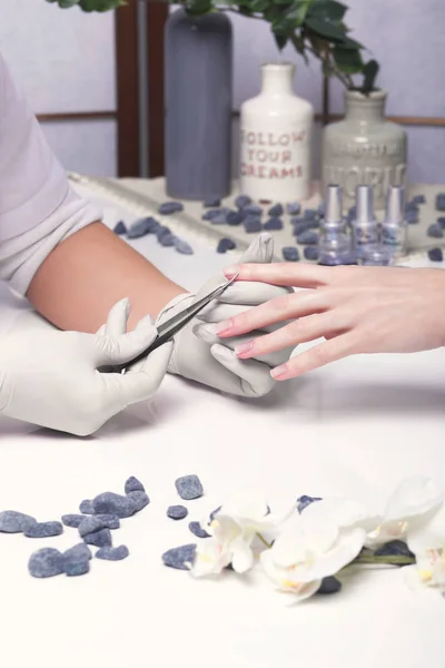 Nahaufnahme Fingernagelpflege durch Maniküre-Spezialist im Schönheitssalon. — Stockfoto