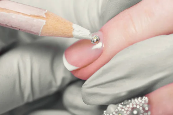 Closeup δάχτυλο καρφί φροντίδα από ειδικό μανικιούρ στο σαλόνι ομορφιάς. — Φωτογραφία Αρχείου