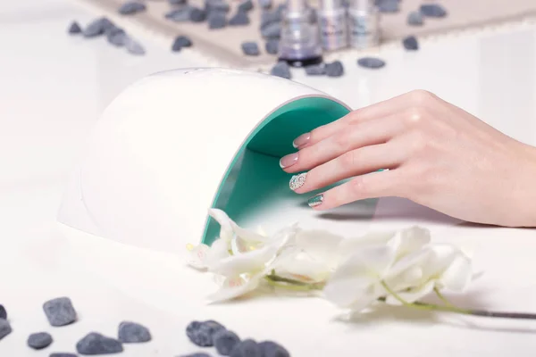 Primeros planos cuidado de uñas por el especialista en manicura en salón de belleza . — Foto de Stock