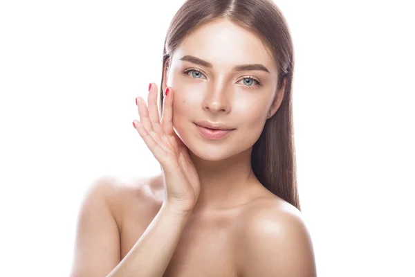 Schöne junge Mädchen mit einem leichten natürlichen Make-up und perfekter Haut. Schönheitsgesicht. — Stockfoto