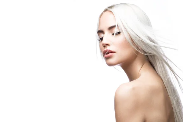 Schöne blonde Mädchen in Bewegung mit einem perfekt glatten Haar und klassischem Make-up. Schönheit Gesicht. — Stockfoto