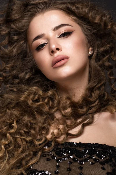 Beautiful brunette girl in move with a perfectly curly hair, and classic make-up. Beauty face. — Stock Photo, Image