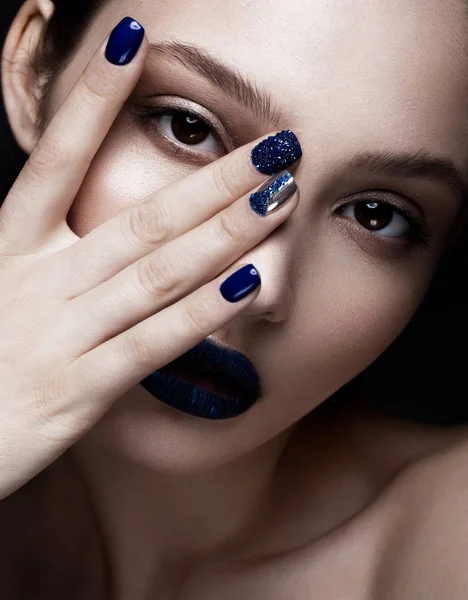 Beautiful girl with art make-up, dark glitter lips design and manicured nails. beauty face. — Stock Photo, Image