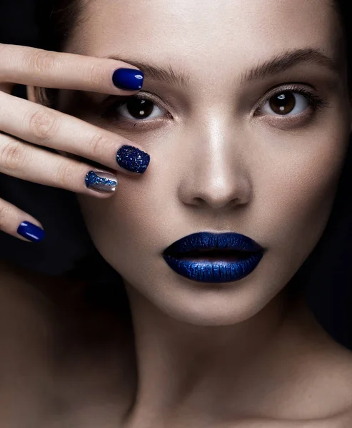 Mooi meisje met kunst make-up, donkere glitter lippen ontwerp en gemanicuurde nagels. schoonheid gezicht. — Stockfoto