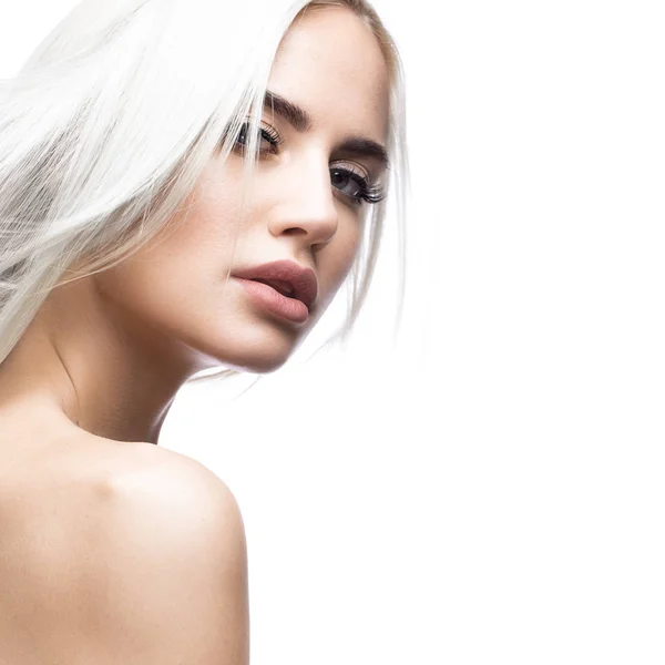 Mooi blond meisje in verplaatst met een perfect glad haar, en klassieke make-up. Schoonheid gezicht. — Stockfoto