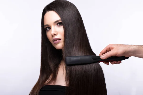 Krásná brunetka s dokonale hladké vlasy, curling a klasický make-up. Krása obličej — Stock fotografie