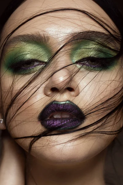 Красивая девушка с весенним зеленым макияжем и губами вампира. красота лица . — стоковое фото