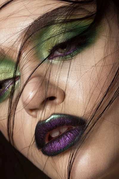 Güzel kız bahar yeşil makyaj ve vampir dudaklı. Güzellik.