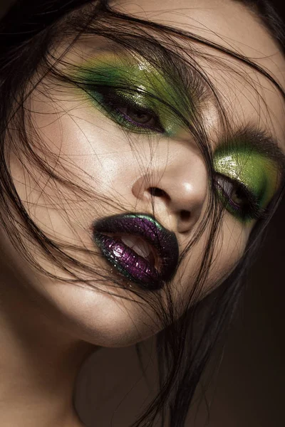 Hermosa chica con maquillaje verde primavera y labios de vampiro. cara de belleza . —  Fotos de Stock