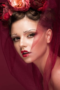 Güzel kız Cadılar Bayramı için kırmızı gelinin görüntüdeki sanat yaratıcı makyajlı. Güzellik.