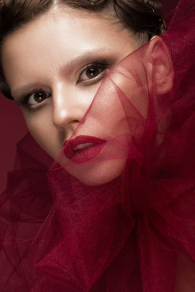 Όμορφο κορίτσι με τέχνη δημιουργικό μακιγιάζ στην εικόνα του κόκκινου νύφη για τις Απόκριες. Πρόσωπο ομορφιάς. — Φωτογραφία Αρχείου