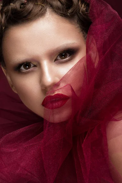 Hermosa chica con el arte creativo maquillaje en la imagen de la novia roja para Halloween. Cara de belleza . — Foto de Stock