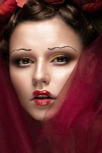 Gadis cantik dengan seni kreatif make-up dalam gambar pengantin merah untuk Halloween. Wajah cantik . — Stok Foto