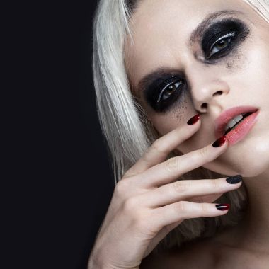 Karanlık smokey makyaj ve sanat manikür tasarım çivi ile güzel sarışın kız. Güzellik.