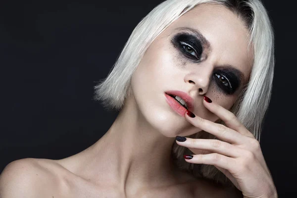 Beautiful blond girl with dark smokey makeup and art manicure design nails. beauty face. — Stock Photo, Image