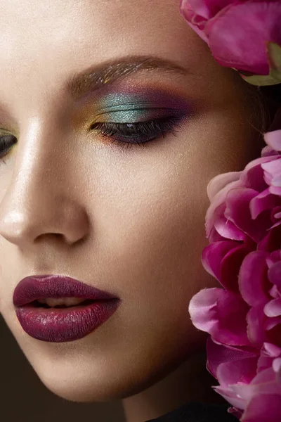 Hermosa chica con maquillaje colorido, flores. cara de belleza . — Foto de Stock