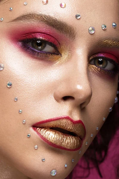 Hermosa chica con maquillaje de moda brillante, y el corazón de cristales en la cara. Día de San Valentín . —  Fotos de Stock