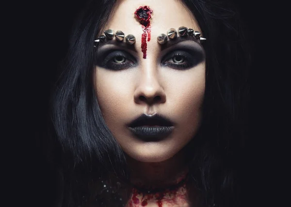 Demon girl with a bullet in the head and her throat cut. An image for Halloween. — Stock Photo, Image