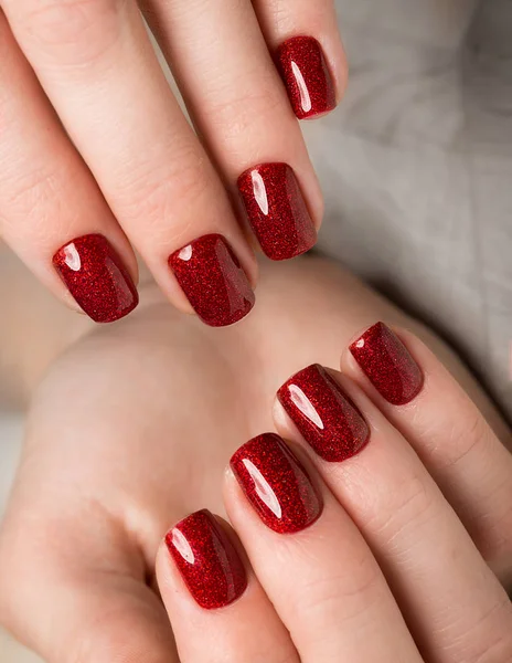 明亮喜庆的红色修指甲女性手上。指甲设计 — 图库照片