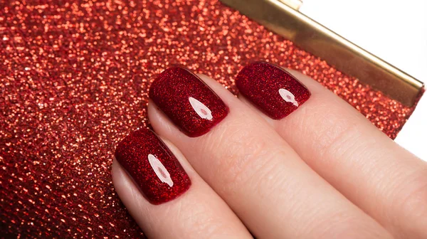 Heldere feestelijke rode manicure op vrouwelijke handen. Design nagels — Stockfoto